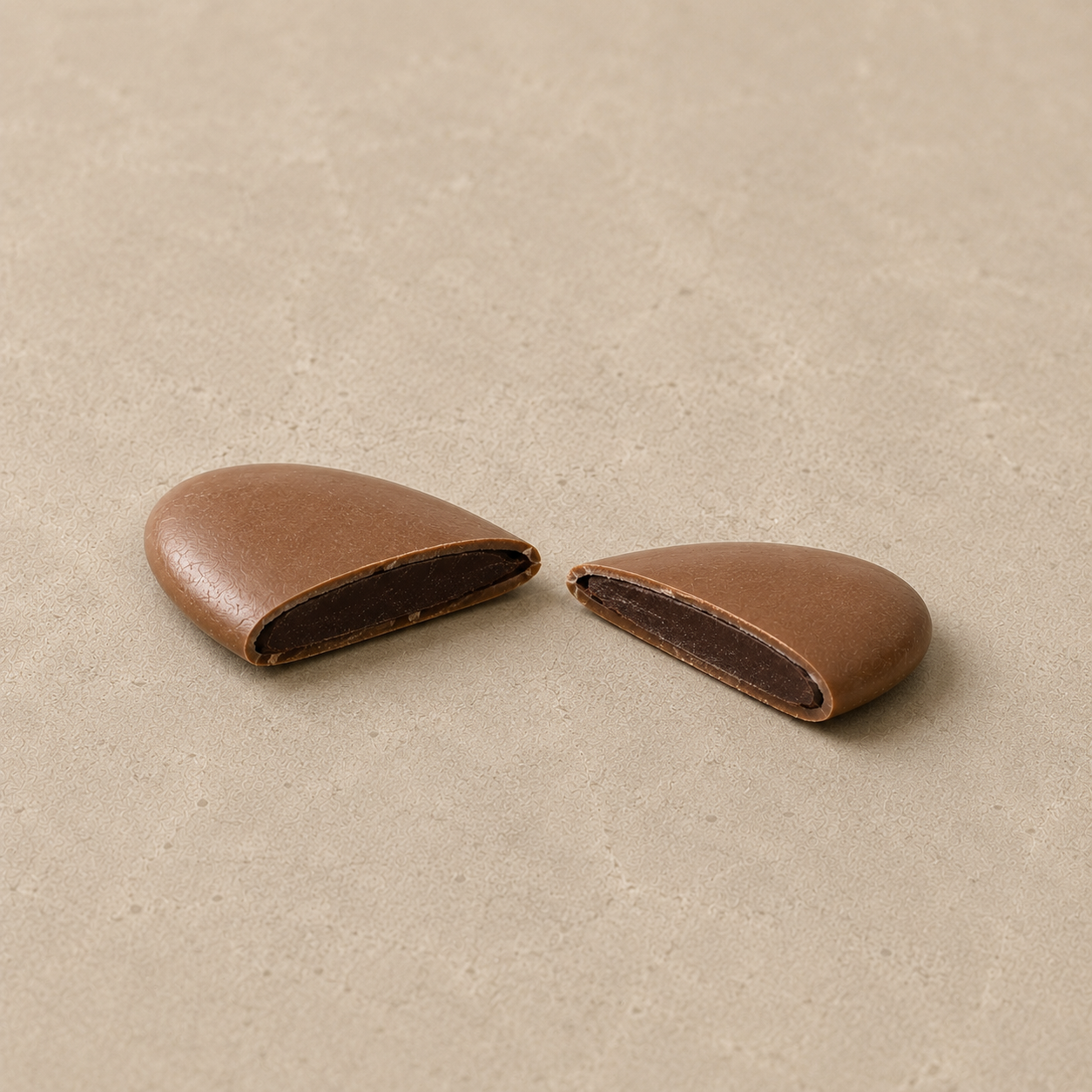 Dragées Chocolat Nature, coupe transversale révélant le cœur chocolat noir