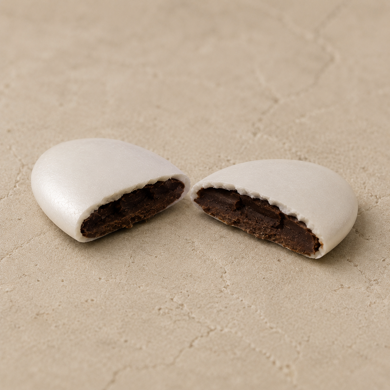 Dragées Chocolat Blanc Nacré, coupe transversale révélant le cœur chocolat noir