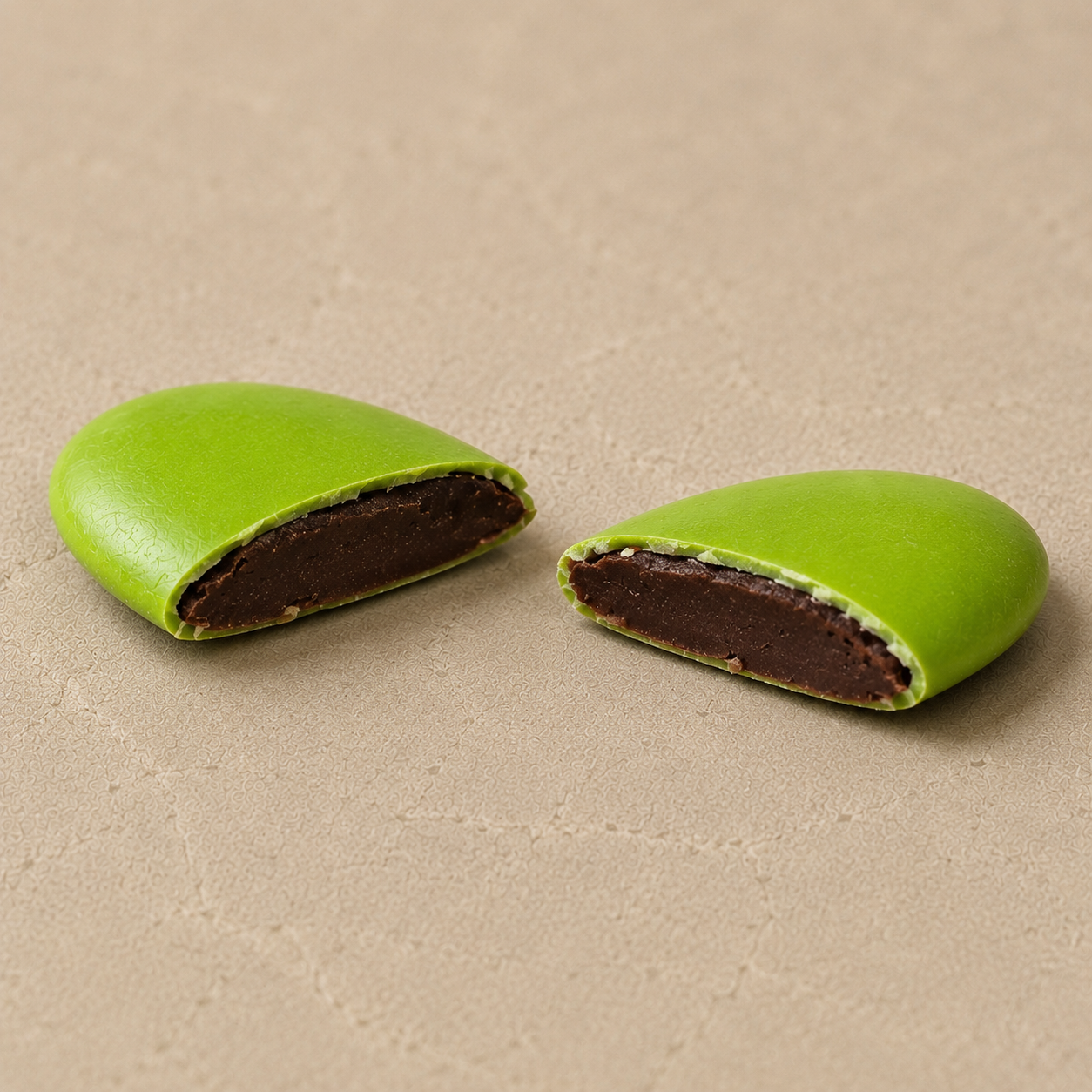 Dragées Chocolat Vert Anis, coupe transversale révélant le cœur chocolat noir